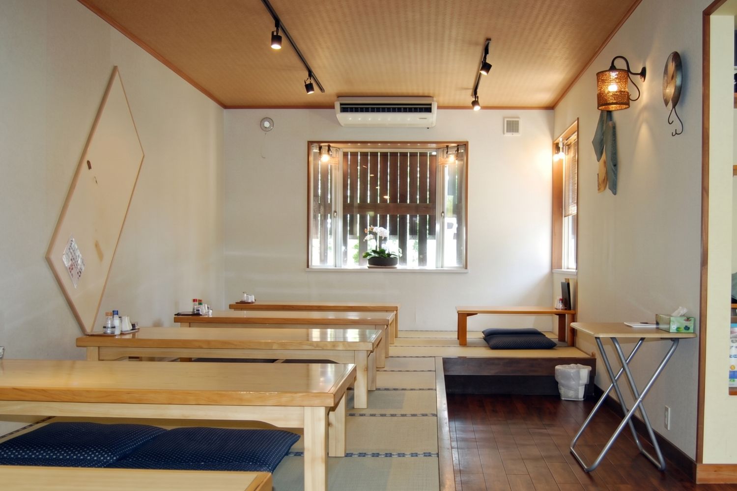 施工が完了した、洗練されたモダンな商業店舗の内装風景